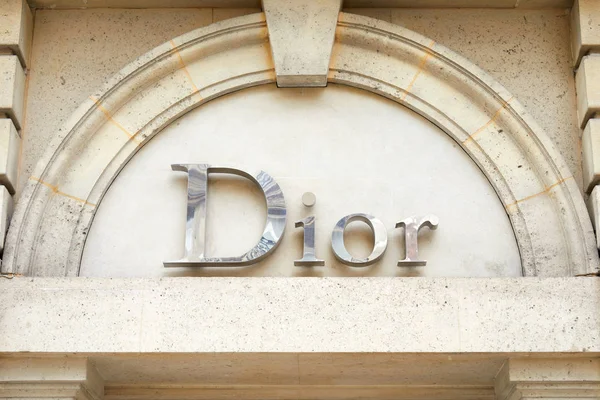 Paris, Fransa - 22 Temmuz 2017: Dior, moda lüks, gümüş işareti