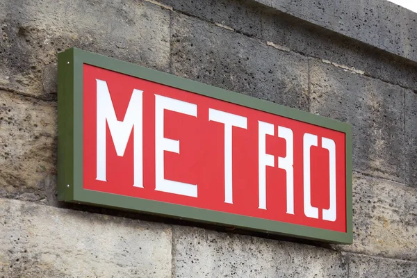 PARIS, FRANCE - 22 JUILLET 2017 : Panneau de métro rouge et vert sur le mur — Photo