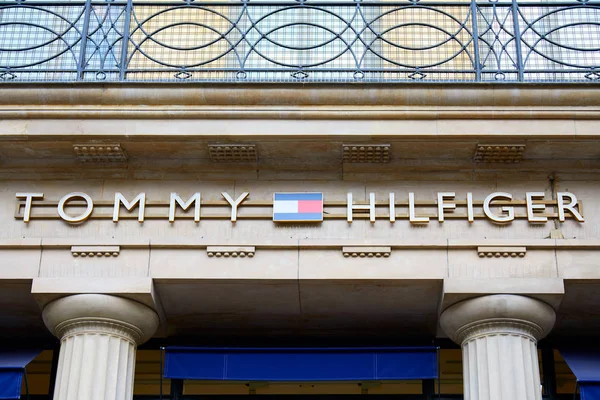 Paris, Fransa - 22 Temmuz 2017: Tommy Hilfiger moda lüks sto — Stok fotoğraf