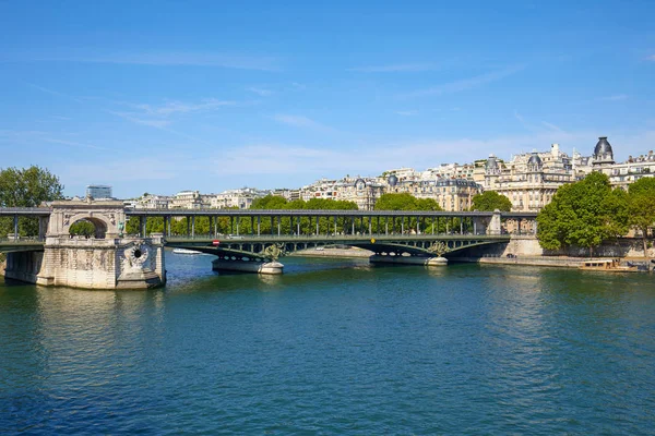 Berömda Bir Hakeim bridge view och floden Seine i en solig sommar — Stockfoto