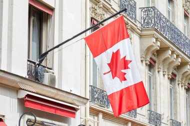 Paris, Fransa - 22 Temmuz 2017: Kanada Büyükelçiliği ile kırmızı ve beyaz