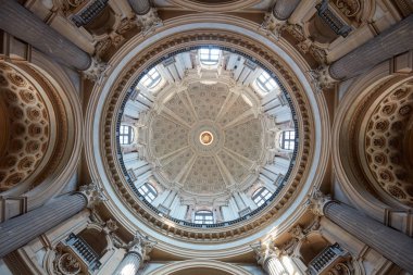 Turin, İtalya - 21 Ağustos 2017: Superga Bazilikası'nın Barok kubbe iç, düşük açılı görünüş Torino, İtalya
