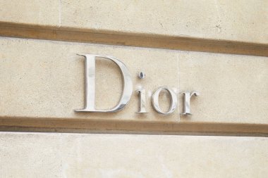 Paris, Fransa - 22 Temmuz 2017: Dior, moda lüks, gümüş oturum açma avenue Montaigne, Paris, Fransa.
