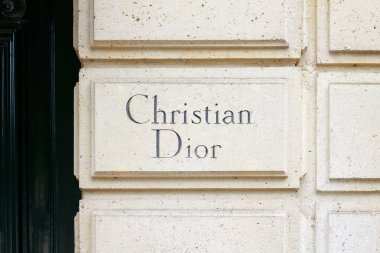Paris, Fransa - 21 Temmuz 22, 2017: Christian Dior işareti oyulmuş taş içinde 30 avenue Montaigne, Paris, Fransa.