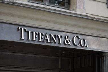 Paris, Fransa - 22 Temmuz 2017: Tiffany lüks mağaza işareti Paris, Fransa.