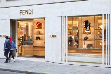 Paris, Fransa - 22 Temmuz 2017: Fendi moda lüks mağaza de Paris, insanlar geçen, Fransa.