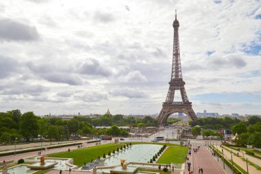 Paris, Fransa - 23 Temmuz 2017: Eyfel Kulesi Paris Trocadero bulutlu bir günde, insanlar ve turistlerin Fransa gördün mü