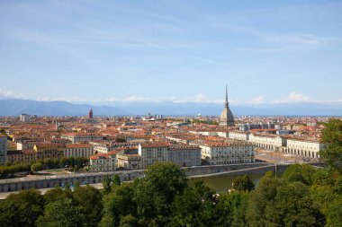 Turin şehir panoramik manzaralı, Mole Antonelliana kule ve güneşli yaz günü Po Nehri İtalya