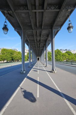 Bir Hakeim köprü Paris, Fransa'da bir açık yaz günü görünümünde perspektif