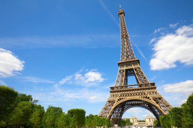 Güneşli yaz gün, mavi gökyüzü ve yeşil ağaçlar Paris'te Eyfel Kulesi
