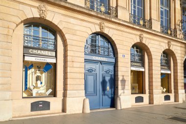 Paris, Fransa - 21 Temmuz 2017: Chanel lüks mağaza Place Vendome, Paris, Fransa.
