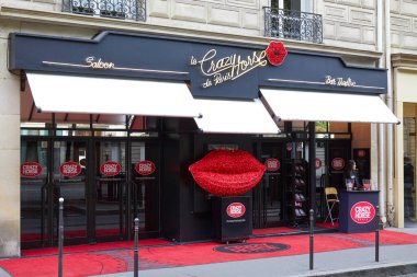 Paris, Fransa - 22 Temmuz 2017: Crazy Horse kabare Tiyatrosu dış görünümünde avenue George V, Paris, Fransa.