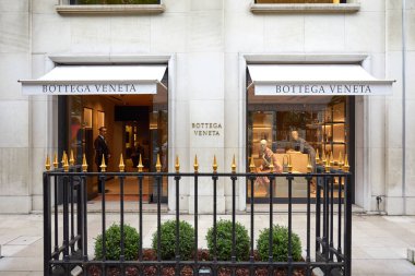 Paris, Fransa - 22 Temmuz 2017: Bottega Veneta moda lüks mağaza avenue Montaigne, Paris, Fransa.