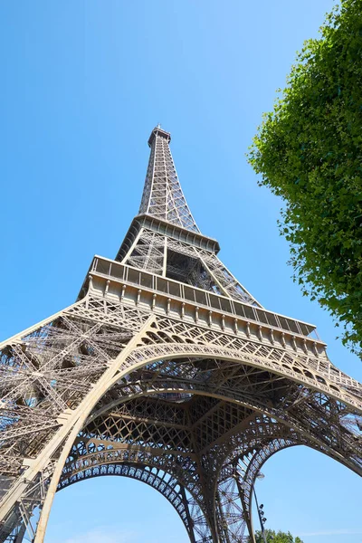 Eiffel Torony Párizsban Egy Napsütéses Nyári Nap Tiszta Kék Zöld — Stock Fotó