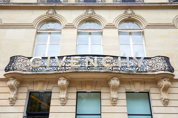 Paříž Francie Července 2017 Givenchy Zlaté Znamení Balkóně Kancelářské Budovy — Stock fotografie