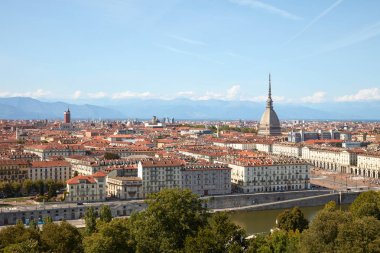 Torino silüeti manzarası, Mole Antonelliana Kulesi ve Italya 'da güneşli bir yaz gününde Po Nehri