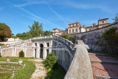 Turin, Italya-20 Ağustos 2017: Villa Della Regina, Kraliçe saray ve güneşli bir yaz günü Torino, Italya 'da çeşme ile Park