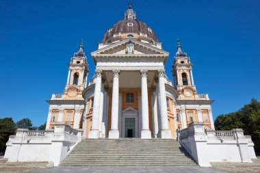 Torino ön görünümünde Superga bazilikasının, Italya 'da güneşli bir yaz gününde kimse