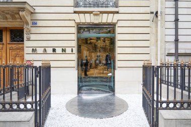 Paris, Fransa-Temmuz 22, 2017: Marni moda lüks mağaza Avenue Montaigne in Paris, Fransa.