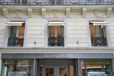 Paris, Fransa-Temmuz 22, 2017: Paris, Fransa 'da Tiffany lüks mağaza.