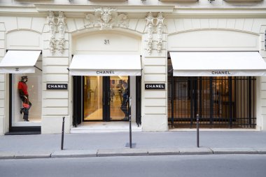Paris, Fransa-Temmuz 22, 2017: Paris, Fransa Chanel Moda lüks mağaza.
