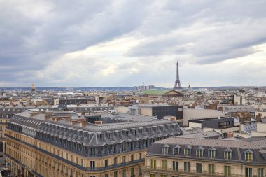Paris, Fransa-Temmuz 22, 2017: Paris çatılarının görünümü ve Eyfel Kulesi Fransa 'da koyu bulutlu bir gün
