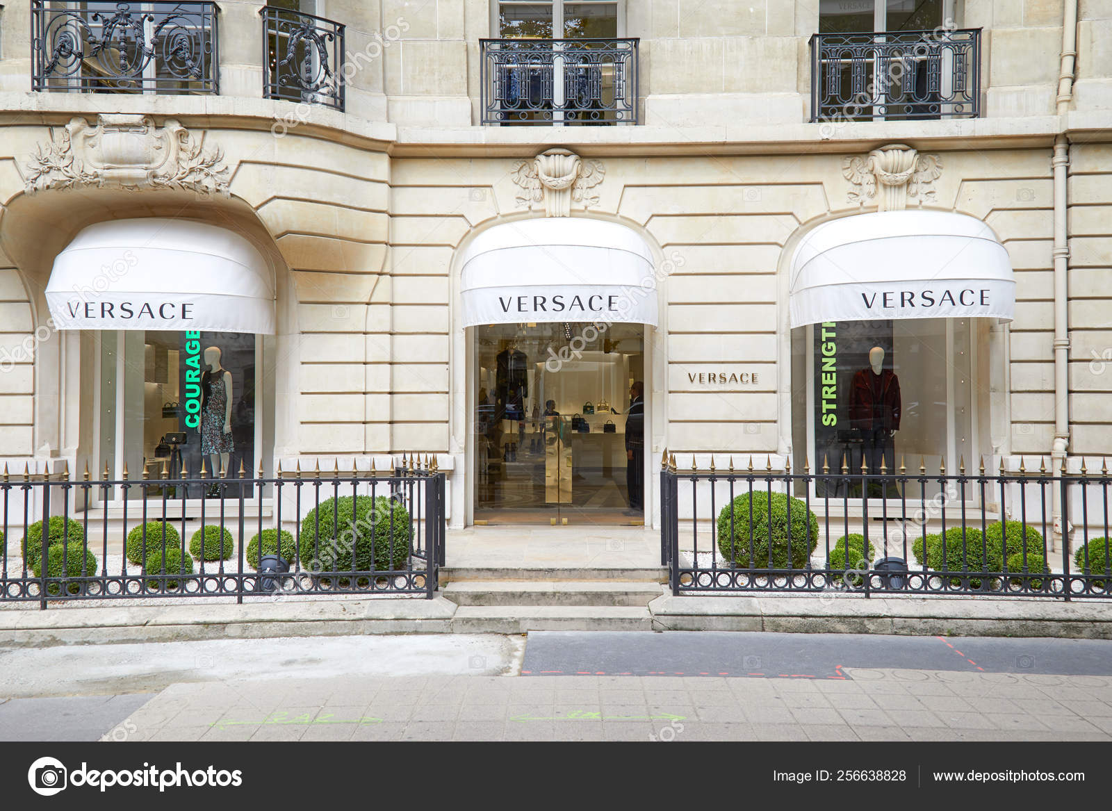 France, Paris, Luxury shops on Montaigne Avenue, Louis Vuitton