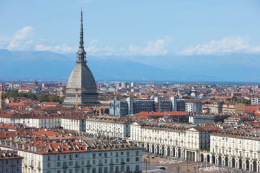 Italya 'da güneşli bir yaz gününde Turin Mole Antonelliana kule ve Vittorio kare görünümü