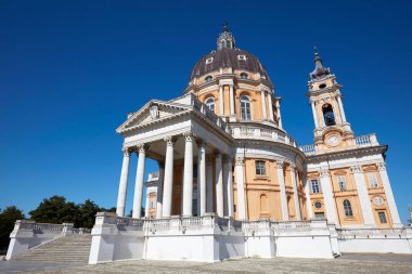 Superga, güneşli bir yaz gününde Turin tepeleri üzerinde barok bazilikaya, Italya 'da açık mavi gökyüzü