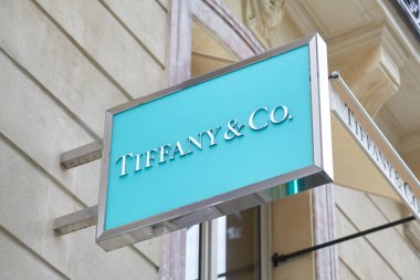 Paris, Fransa-Temmuz 22, 2017: Paris, Fransa 'da turkuaz renkte Tiffany lüks mağaza işareti.