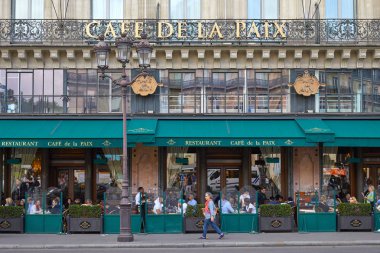 Paris, Fransa-Temmuz 22, 2017: ünlü Cafe de la Paix insanlarla ve turistler Paris, Fransa Açık oturan