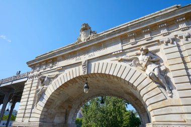 Paris, Fransa 'da güneşli bir yaz gününde heykellerle Bir Hakeim Köprüsü kemeri