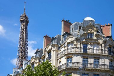 Paris, Fransa-21 Temmuz 2017: güneşli bir yaz gününde balkon ile Paris 'te Eyfel Kulesi üst ve tipik bina, açık mavi gökyüzü