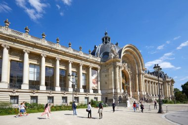 Paris, Fransa-21 Temmuz 2017: güneşli bir yaz gününde insanlar ve flowerbed ile Petit Palais bina, Paris, Fransa Açık mavi gökyüzü.