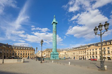 Paris, Fransa-Temmuz 21, 2017: bir güneşli yaz gününde Place Vendome, Paris, Fransa mavi gökyüzü.