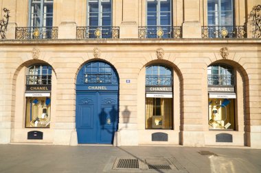Paris, Fransa - 21 Temmuz 2017: Chanel lüks mağaza Place Vendome, Paris, Fransa.