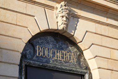Paris, Fransa-Temmuz 21, 2017: Boucheron siyah mermer lüks mağaza işareti yerde Vendome Paris, Fransa.