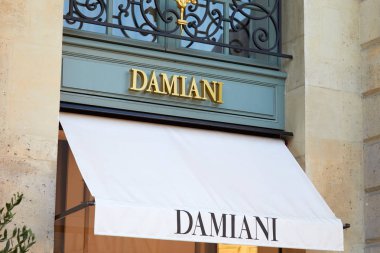 Paris, Fransa-Temmuz 21, 2017: yerde Damiani lüks mağaza Paris, Fransa 'da Vendome.