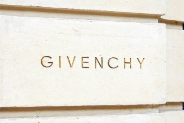 Paris, Fransa-Temmuz 22, 2017: Givenchy, lüks moda işareti Paris, Fransa Avenue George V taş oyulmuş.