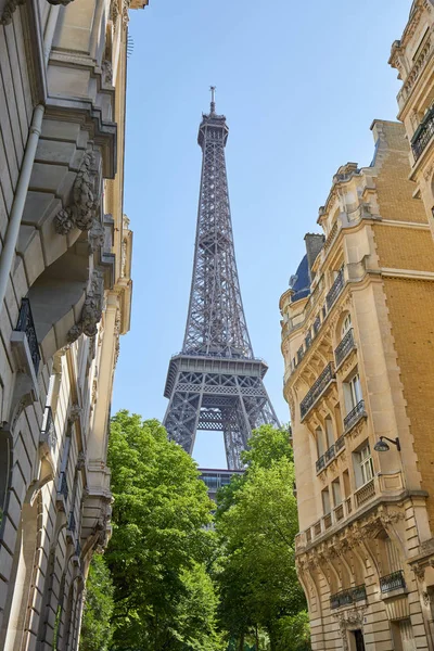 Paris França Julho 2017 Torre Eiffel Rua Típica Com Edifícios — Fotografia de Stock