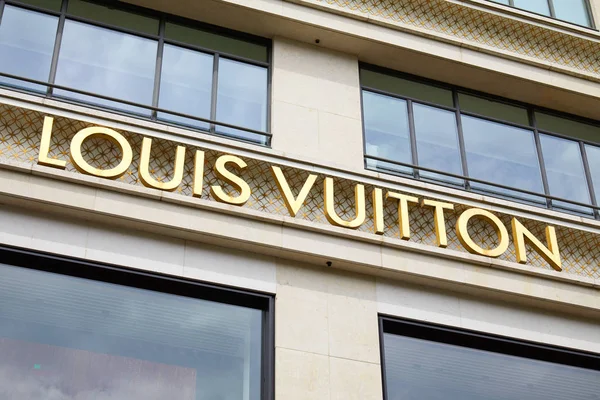 Parijs Frankrijk Juli 2017 Louis Vuitton Modeluxe Winkel Golden Sign — Stockfoto