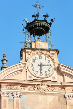 Saint Peter ve Paul kilise saati ve güneşli bir yaz gününde otomat ile çan kulesi, Mondovi mavi gökyüzü, İtalya.