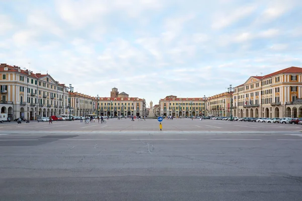 Plaza central de Galimberti con gente, vista panorámica al atardecer, cielo azul en Cuneo, Italia . — Foto de Stock