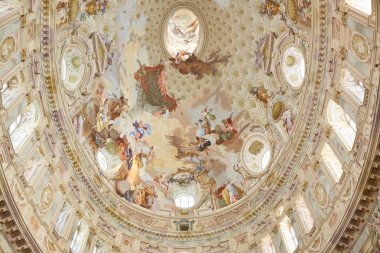 Freskler ile Vicoforte eliptik barok kubbe parçası Sanctuary, Piedmont düşük açı görünümü, İtalya