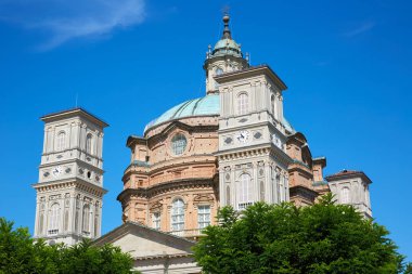 Piedmont, İtalya güneşli bir yaz gününde çan kulesi ve kırmızı tuğla bina ile Vicoforte kilise Sanctuary