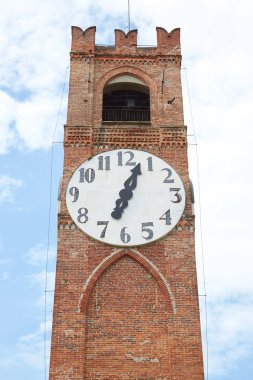 Mondovi bir yaz gününde Belvedere antik Saat Kulesi, Italya.