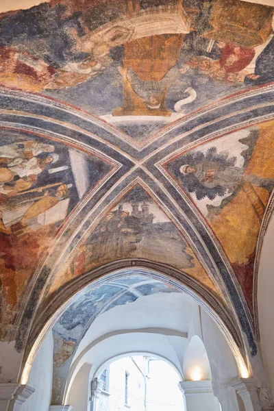 Saint Donato Cathedral klooster plafond met oude fresco's in Mondovi, Italië — Stockfoto