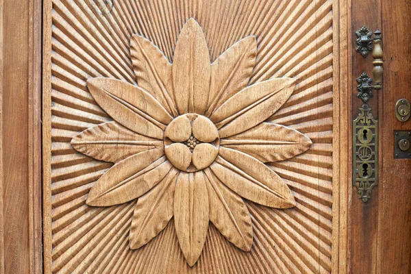 Geschnitzte Blume auf Holz Tür Textur Hintergrund — Stockfoto