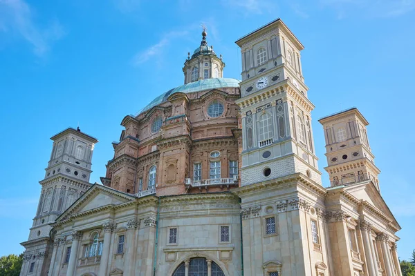 ピエモンテの晴れた夏の日にビコボルテ教会の聖域、イタリアの青空 — ストック写真