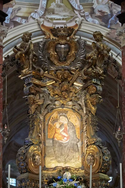 Sanctuaire de Vicoforte, Vierge Marie icône miraculeuse entourée d'anges sculptures baroques dans le Piémont, Italie — Photo